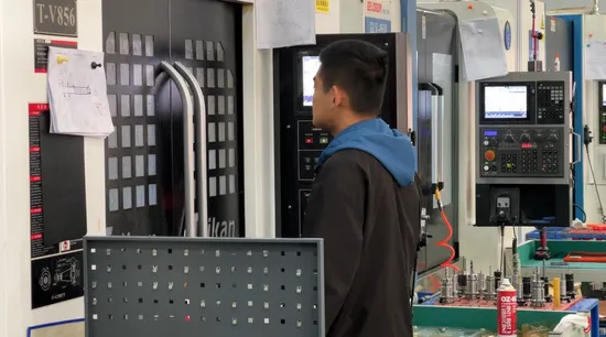 Parti personalizzate per camion di forgiatura Lavorazione CNC di alta precisione Tornitura Fresatura Rivestimento lucidato Servizio di parti in lega di titanio anodizzato trasparente